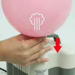 風船に空気を入れていきます。